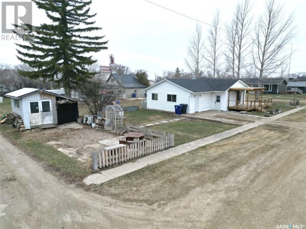 Photo 2 - Backyard - 314 Saskatchewan AVENUE, Loreburn, SK S0H1J0