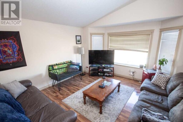 Photo 2 - LivingRoom - 144 Pinnacle Boulevard, Grande Prairie, AB T8W2V7