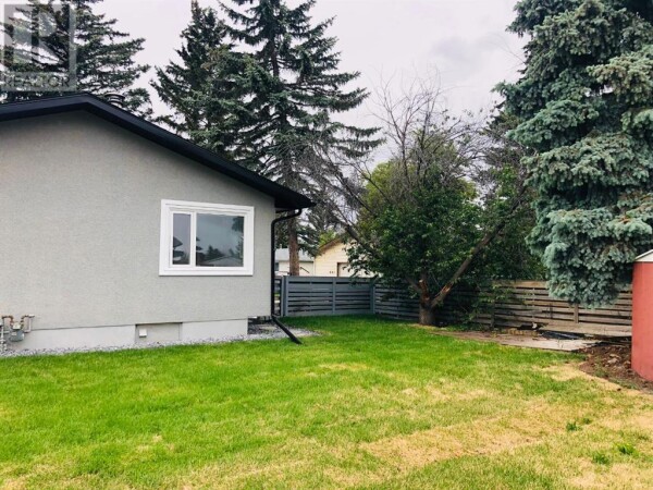 Photo 2 - Backyard - 259 manora Crescent NE, Calgary, AB T2A4S4