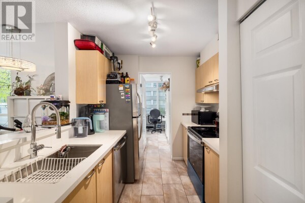 Photo 3 - Kitchen - 406 1420 W GEORGIA STREET, Vancouver, BC V6G3K4