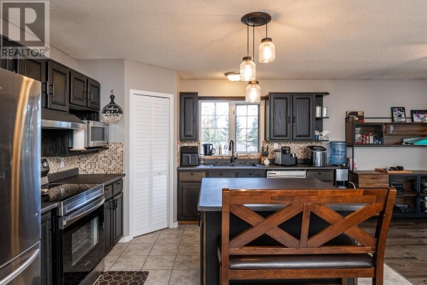 Photo 3 - Kitchen - 220 RONDANE CRESCENT, Prince George, BC V2N6W4