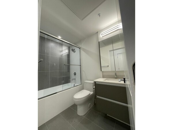 Photo 2 - Bathroom - 107 14225 103A AVENUE, Surrey, BC V3T0T4