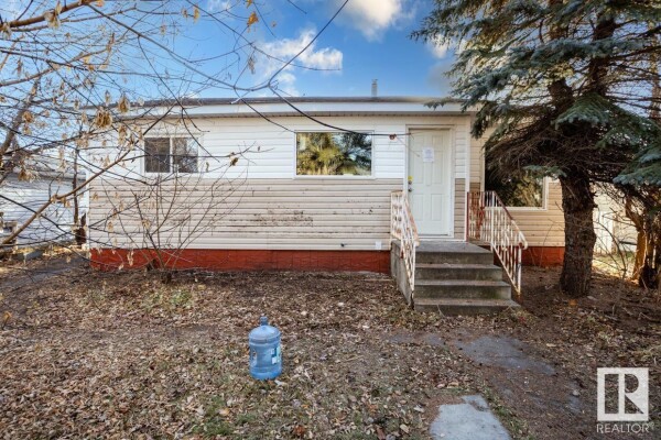 Photo 1 - Backyard - 4513 53 AV, Wetaskiwin, AB T9A0Y3