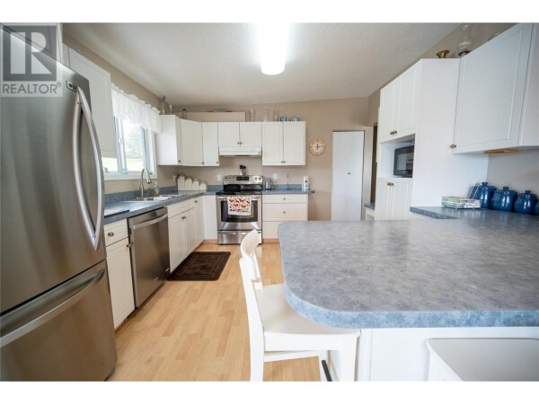 Photo 3 - Kitchen - 3912 17 Avenue, Vernon, BC V1T1C1