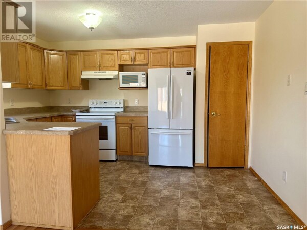 Photo 2 - Kitchen - 210 6 LORNE PLACE, Regina, SK S4R8B3