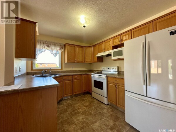 Photo 3 - Kitchen - 210 6 LORNE PLACE, Regina, SK S4R8B3