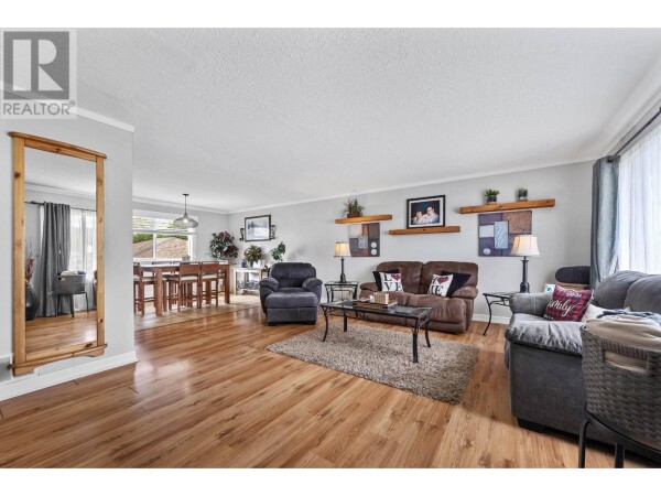 Photo 2 - LivingRoom - 2465 GLENVIEW AVE, Kamloops, BC V2B4L5