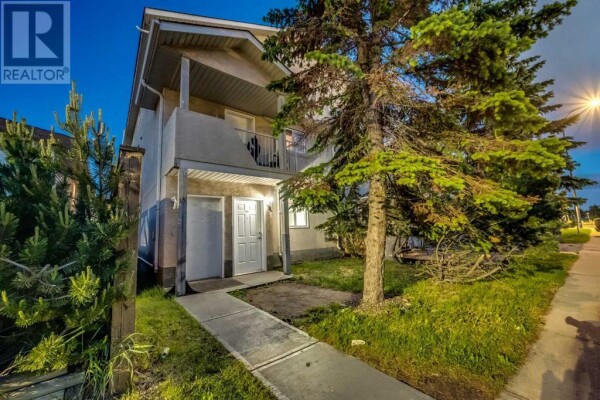 Photo 2 - FrontYard - 102, 1728 34 Street SE, Calgary, AB T2A1A3