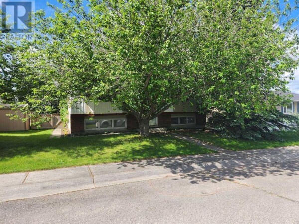 Photo 2 - FrontYard - 511 Queen Alexandra Way SE, Calgary, AB T2J4C7