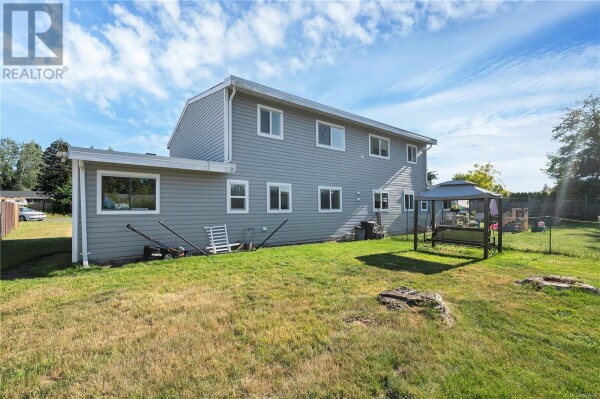 Photo 2 - Backyard - A 925 Watson Cres, Campbell River, BC V9W5N4