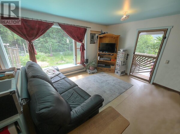 Photo 2 - LivingRoom - 603 ARLINGTON Avenue, Slocan, BC V0G2C0