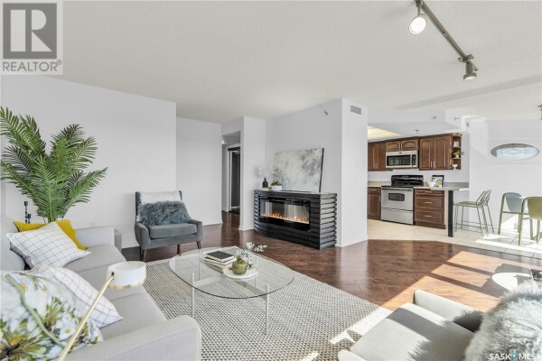 Photo 3 - LivingRoom - 960 424 Spadina CRESCENT E, Saskatoon, SK S7K6X7