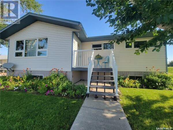 Photo 1 at 4601 Press AVENUE, Macklin, SK S0L2C0