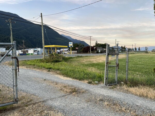 Photo 3 - Backyard - 39582 LOUGHEED HIGHWAY, Mission, BC V0M1G0