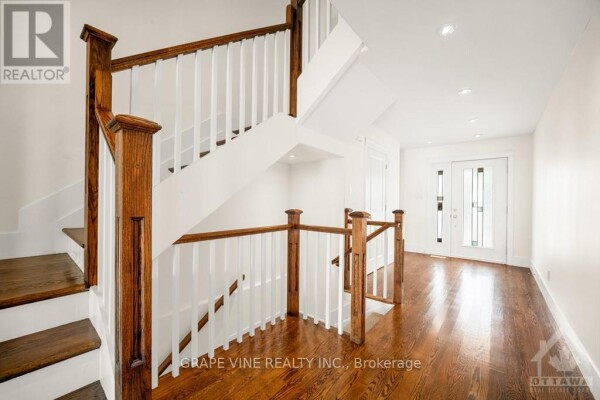 Photo 3 at 136 MONTAUK, Ottawa, ON K2C3L1