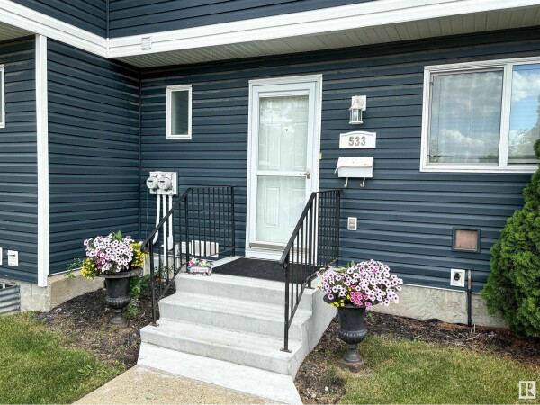 Photo 2 - Backyard - 533 DUNLUCE RD NW, Edmonton, AB T5X4P4