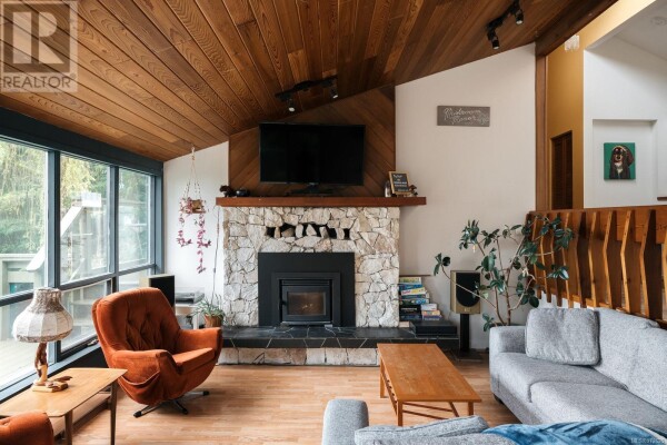 Photo 3 - LivingRoom - 181 Devine Dr, Salt Spring, BC V8K2H5