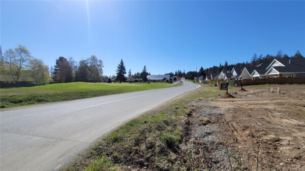 Photo 3 - Backyard - 17 Cottage Dr, Qualicum Beach BC V9K 2T3, Qualicum Beach, BC V9K 2T3