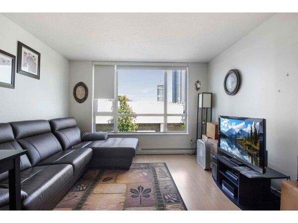 Photo 2 - LivingRoom - 411 10777 UNIVERSITY DRIVE, Surrey, BC V3T0E6