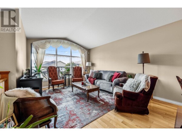 Photo 2 - LivingRoom - 1129 CRESTLINE Street, Kamloops, BC V2B5Y5