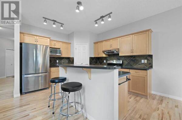 Photo 3 - Kitchen - 110 Valley Crest Close NW, Calgary, AB T3B5X2