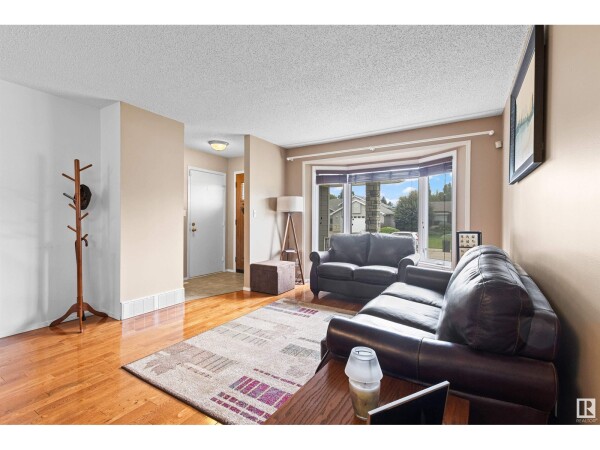 Photo 3 - LivingRoom - 42 MOREL DR, Spruce Grove, AB T7X2P9