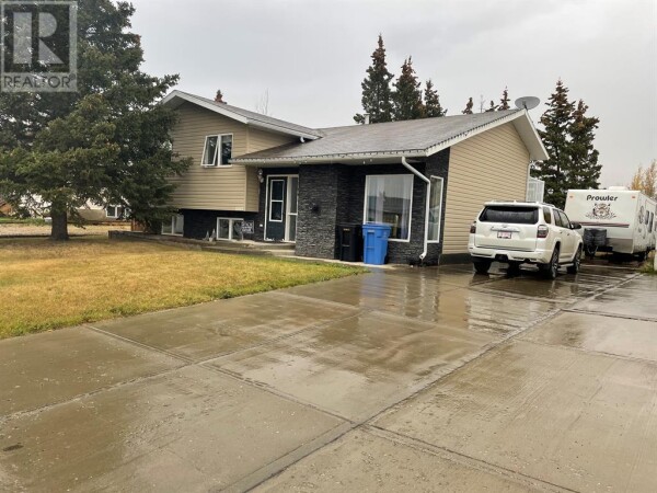 Photo 1 - FrontYard - 11832 104 Ave Avenue W, Fairview, AB T0H1L0