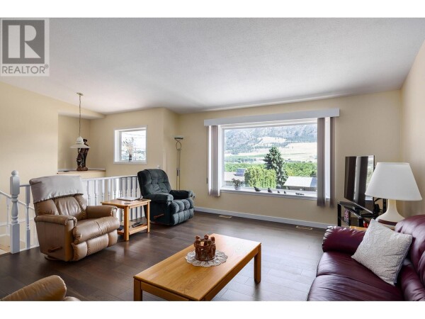 Photo 2 - LivingRoom - 2286 Lynrick Road, Kelowna, BC V1P1G4