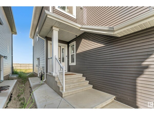 Photo 3 at 7424 182 AV NW, Edmonton, AB T5Z0M1