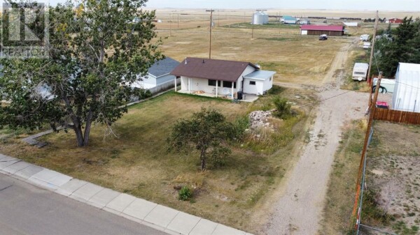 Photo 3 - Backyard - 401 1 Avenue S, Coutts, AB T0K0N0