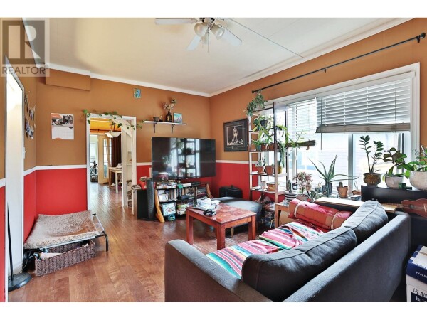 Photo 3 - LivingRoom - 1406 FIFTH AVENUE, New Westminster, BC V3M1Z5