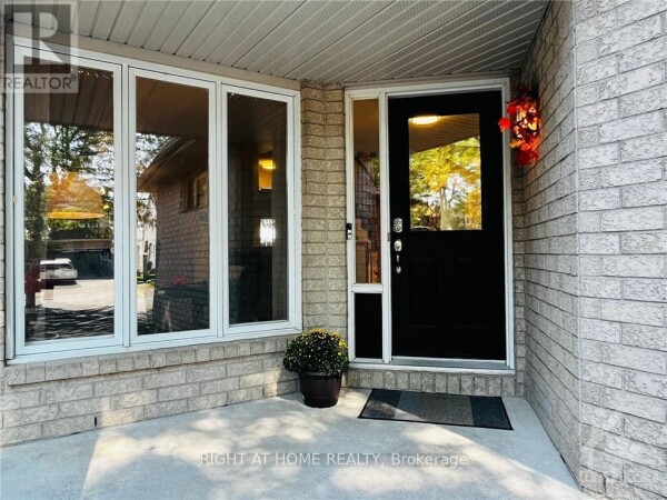 Photo 2 at 33 SPUR AVENUE, Ottawa, ON K2M2R9