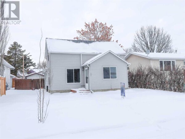 Photo 1 - FrontYard - 4904 47 Street, Stettler, AB T0C2L2