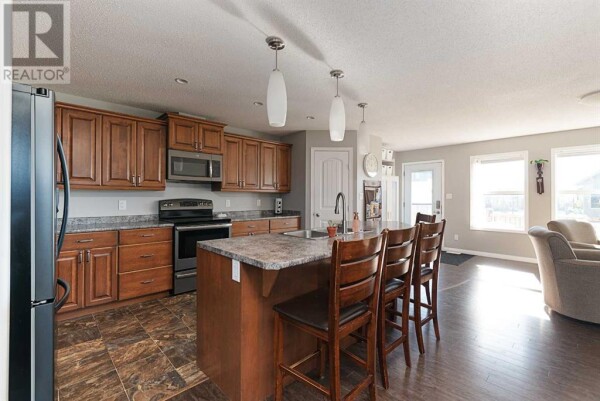 Photo 3 - Kitchen - 14, 2715 73 Avenue, Lloydminster, AB T9V3L7