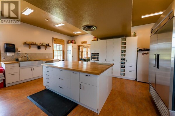 Photo 3 - Kitchen - 50409A Highway 16, Rural Yellowhead County, AB T7V1X4