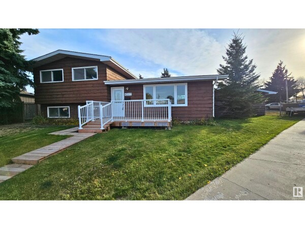 Photo 2 - Backyard - 6507 45A AV, Camrose, AB T4V0C8