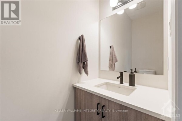 Photo 3 - Bathroom - 1060 KIJIK CRESCENT, Ottawa, ON K1X0H1