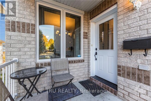 Photo 3 at 17 NEWCASTLE AVENUE, Ottawa, ON K2K3B4