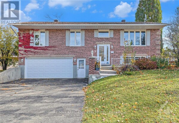 Photo 1 at 4 OAKRIDGE CRESCENT, Smiths Falls, ON K7A5G6