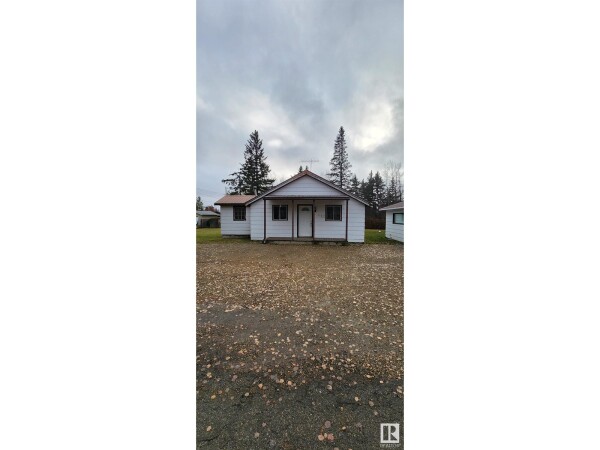 Photo 3 at 402 1st AV, Rural Wetaskiwin County, AB T0C2X0