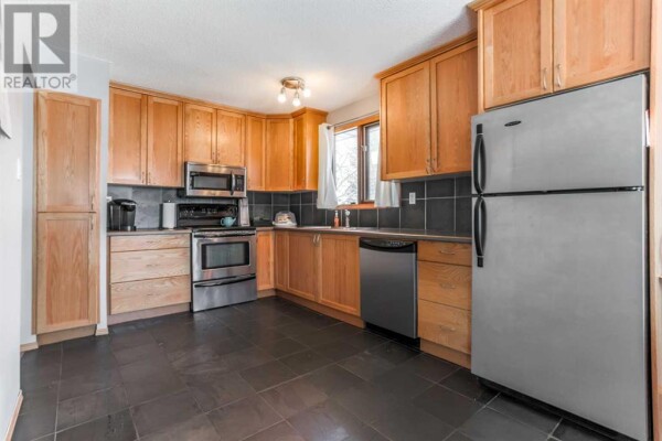 Photo 2 - Kitchen - 3036 33A Street SE, Calgary, AB T2B0W2