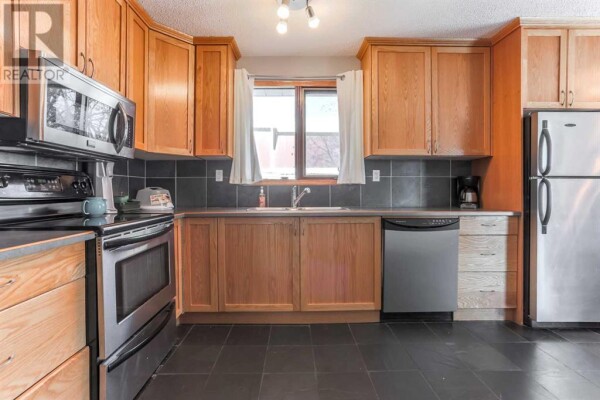 Photo 3 - Kitchen - 3036 33A Street SE, Calgary, AB T2B0W2