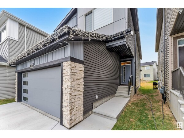 Photo 2 at 9222 PEAR DR SW, Edmonton, AB T6X2Z4