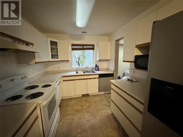 Photo 3 - Kitchen - 530 GLENEAGLES Drive, Kamloops, BC V2E1X2