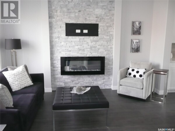 Photo 3 - LivingRoom - 179 Kostiuk CRESCENT, Saskatoon, SK S7W0L8