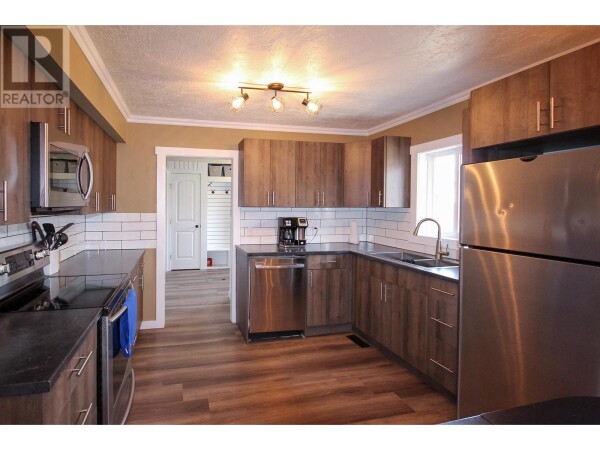 Photo 2 - Kitchen - 1608 95 Avenue, Dawson Creek, BC V1G1K1