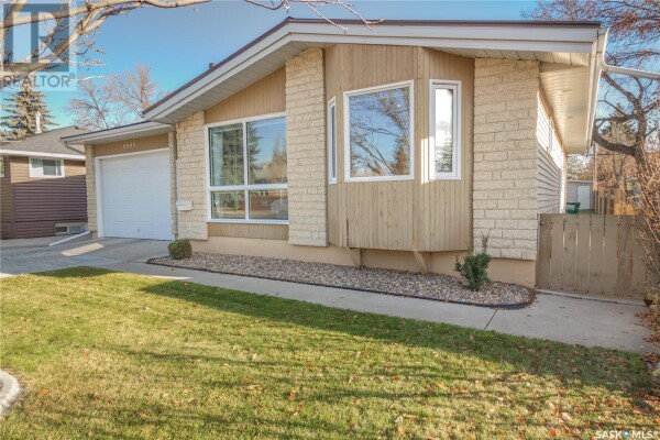 Photo 2 - Backyard - 2325 Clarence AVENUE S, Saskatoon, SK S7J1L8