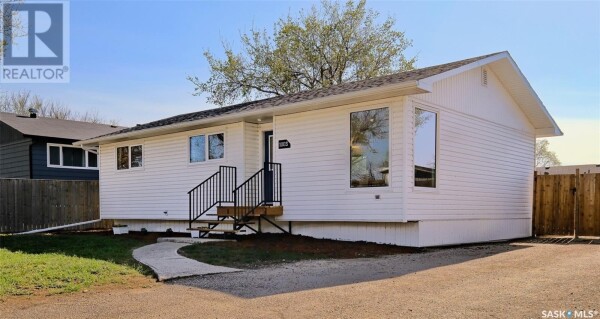 Photo 2 - Backyard - 1003 Thrasher STREET, Rosetown, SK S0L2V0