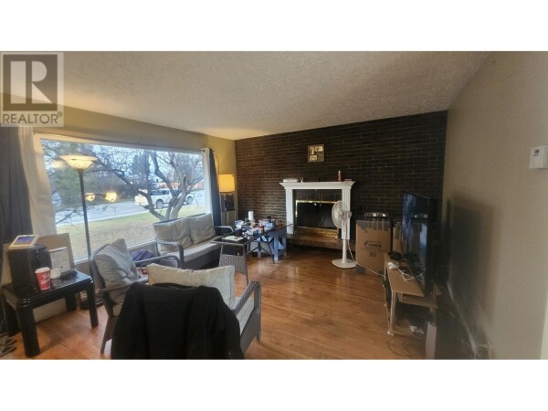 Photo 3 - LivingRoom - 11007 PEACE RIVER ROAD, Fort St. John, BC V1J4J4