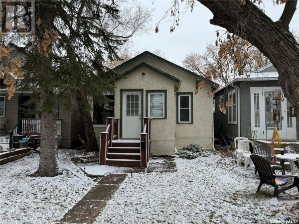 Photo 1 - FrontYard - 2046 King STREET, Regina, SK S4T4G6